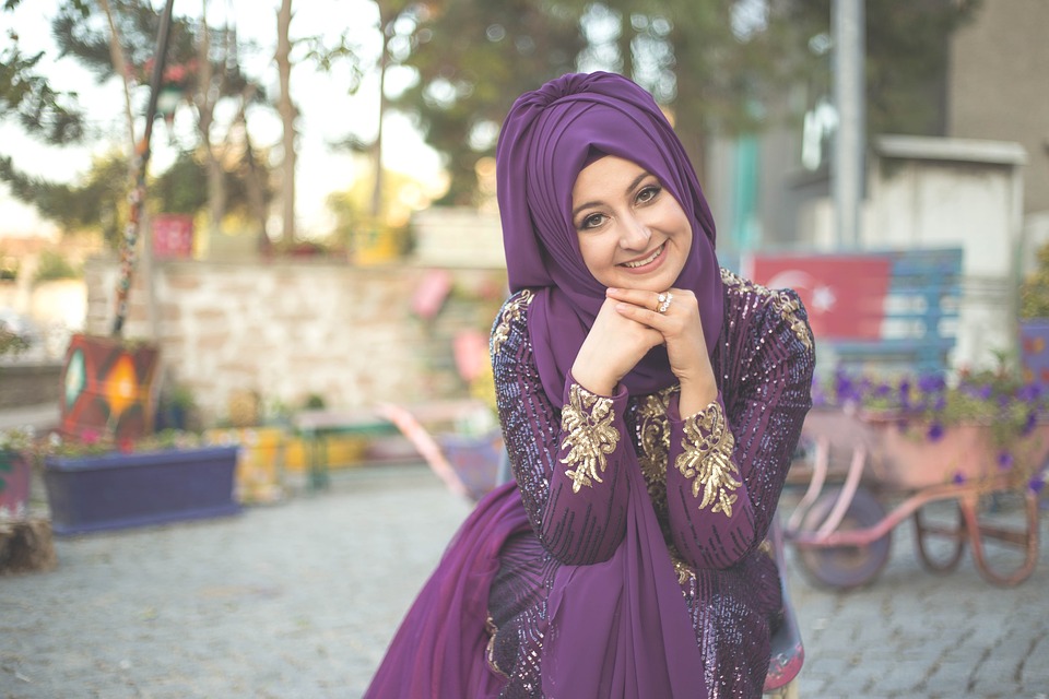 Beautiful-girl-posing-with-hijab